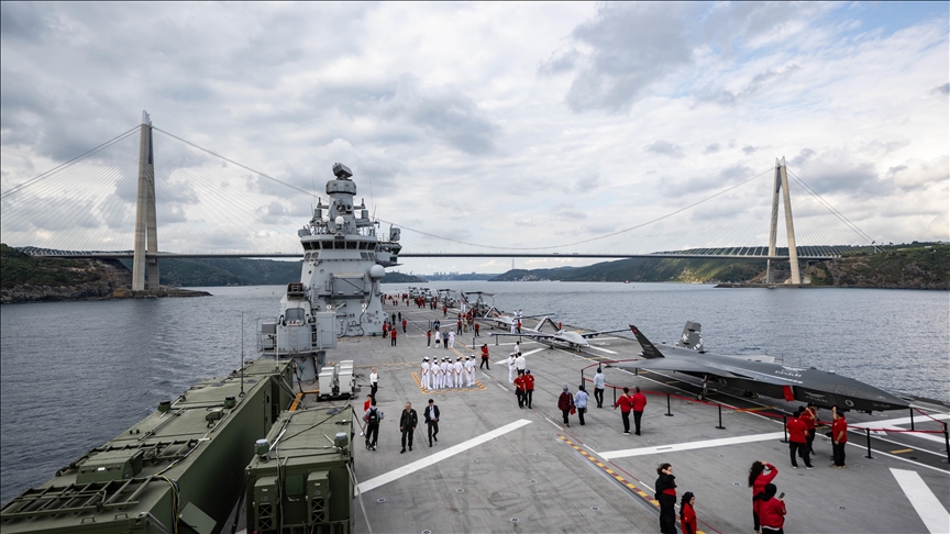 TCG Anadolu, İstanbul Boğazı'ndaki geçiş töreni için Sarayburnu'ndan ayrıldı