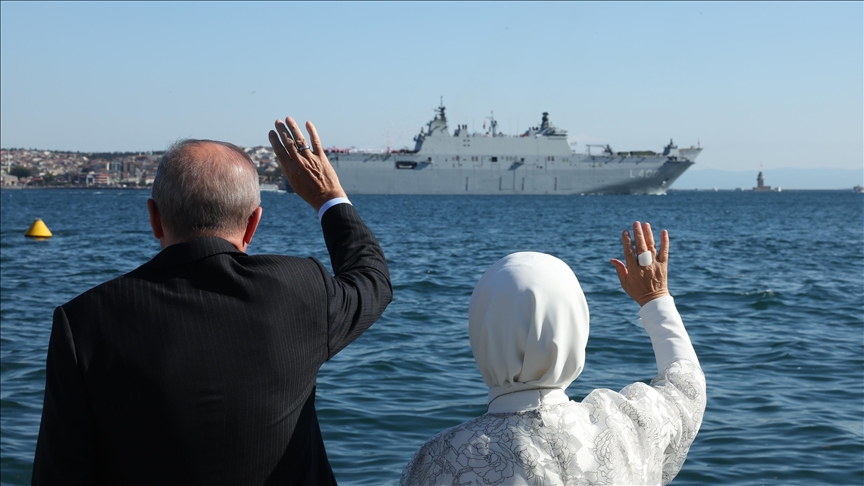 Erdoğan, TEKNOFEST Mavi Vatan kapsamında İstanbul Boğazı'ndan geçen gemileri selamladı