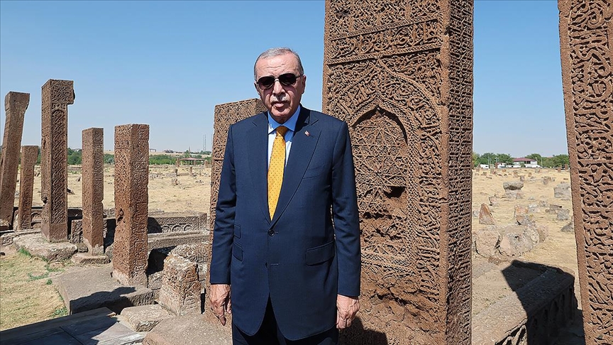 CUMHURBAŞKANI ERDOĞAN, AHLAT'TA SELÇUKLU MEYDAN MEZARLIĞI'NI ZİYARET ETTİ