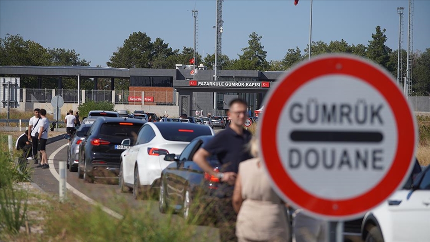 GURBETÇİLER SEVİNÇLE GELDİKLERİ TÜRKİYE'DEN HÜZÜNLE AYRILIYOR