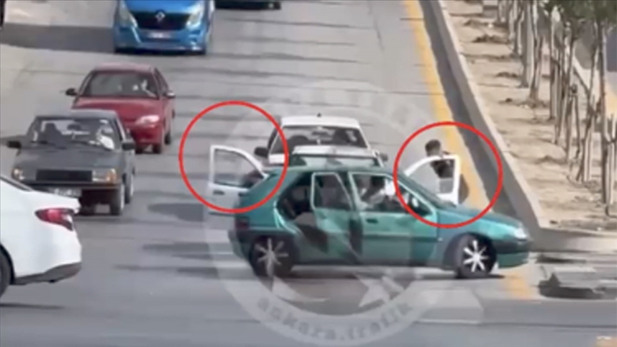 Ankara'da trafikte bir aracın önünü kesip sürücüsünü darbeden 4 şüpheli tutuklandı