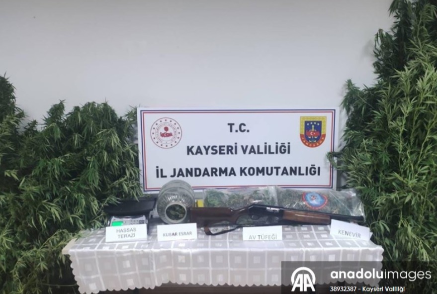 Kayseri'de turşu bidonuna gizlenmiş 3 kilo 210 gram kubar esrar ele geçirildi