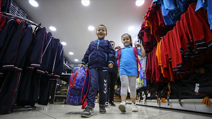 OKUL KIYAFETİ ALIŞVERİŞİ GİYİM SEKTÖRÜNÜ HAREKETLENDİRDİ