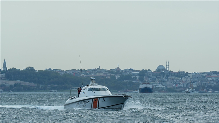 İstanbul Boğazı'ndaki yarışmada kaybolan Rus yüzücüyü arama çalışmaları sürüyor