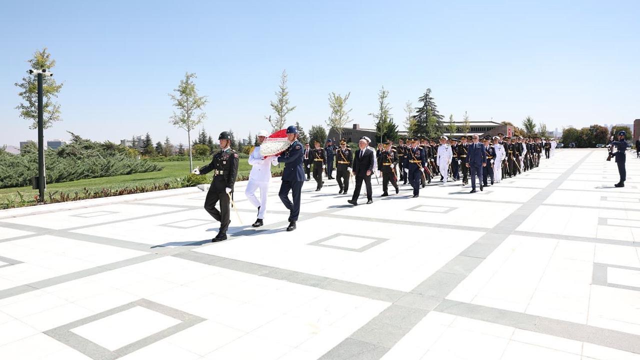 BAKAN GÜLER, DEVLET MEZARLIĞI'NI ZİYARET ETTİ