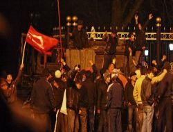 Putin: Kırgızistan'daki Olaylarla İlgimiz Yok; Bakiyev, Akayev'in Hatalarını Tekrarlıyor!