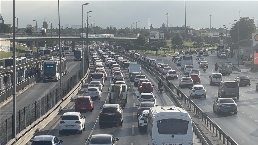 İstanbul'da okullarda uyum haftası ve haftanın ilk iş gününde trafik yoğunluğu yaşanıyor