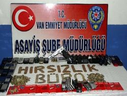 Bir İş Yerinden 49 Cep Telefonu Çalan 2 Kişi Yakalandı!