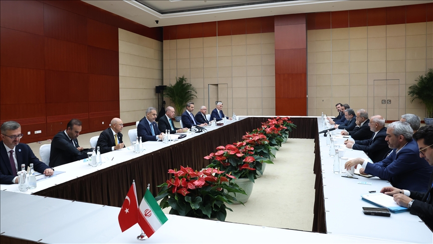 CUMHURBAŞKANI ERDOĞAN, İRAN CUMHURBAŞKANI PEZEŞKİYAN İLE GÖRÜŞTÜ