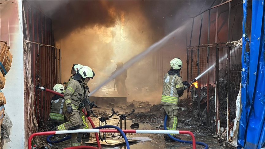İSTOÇ TİCARET MERKEZİ'NDE YANGIN: 17 İŞ YERİ ZARAR GÖRDÜ