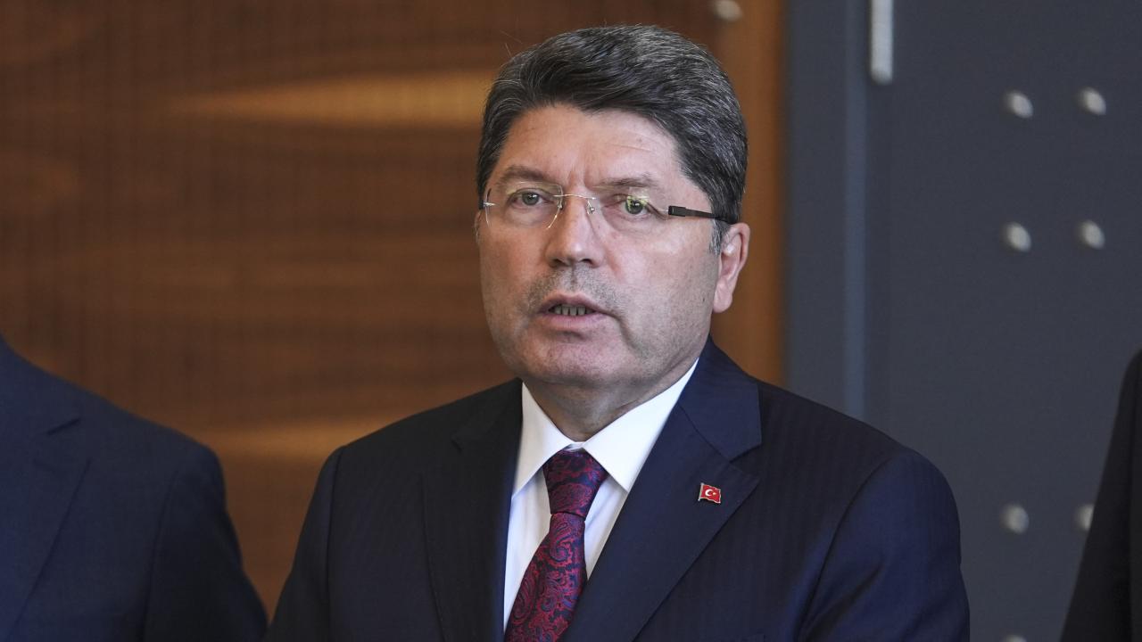 Bakan Tunç'tan Özel'e tepki: Soruşturmalar siyasi değil!