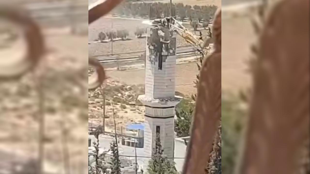 İŞGALCİ İSRAİL ORDUSU BATI ŞERİA'DA BİR CAMİNİN MİNARESİNİ YIKTI