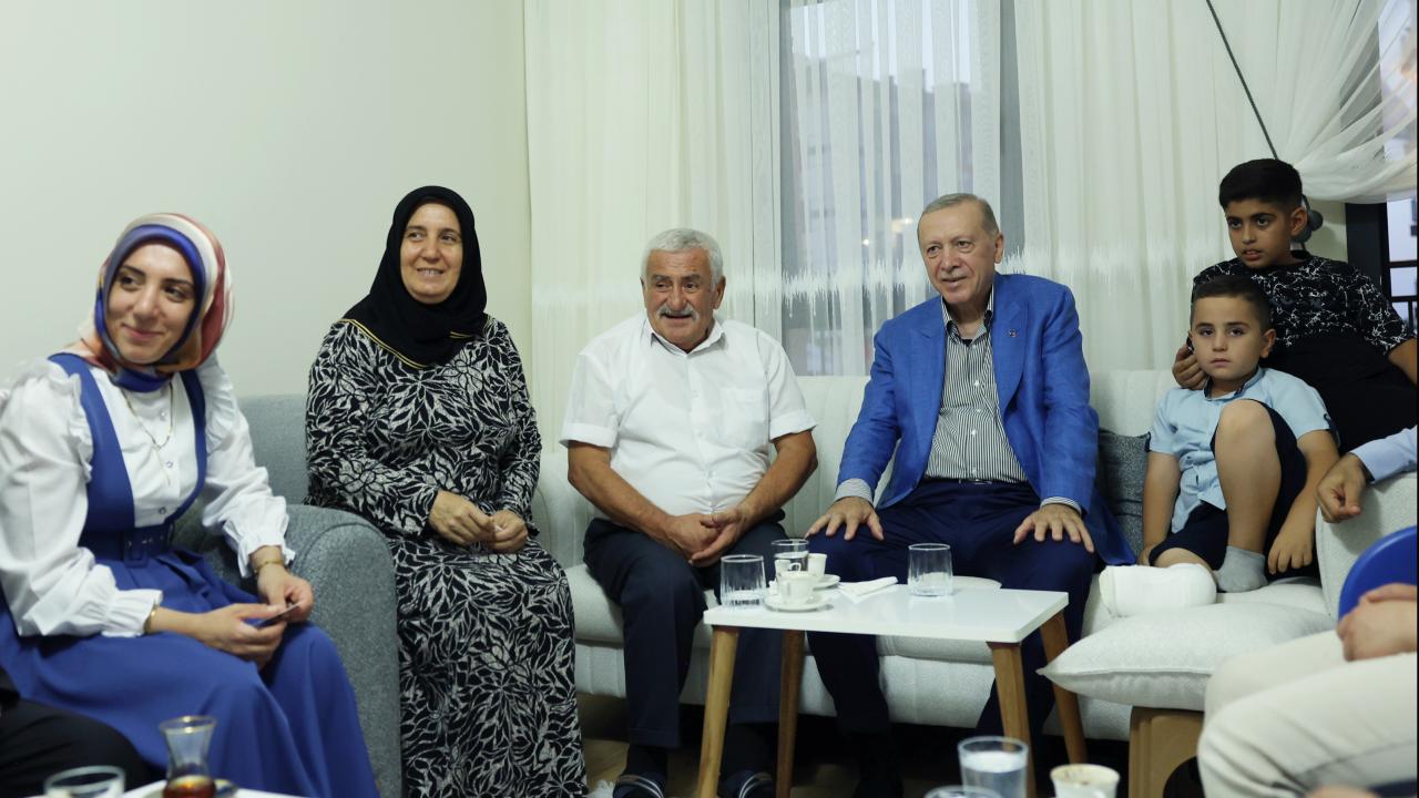 CUMHURBAŞKANI ERDOĞAN, MALATYA'DA DEPREMZEDE AİLEYİ ZİYARET ETTİ