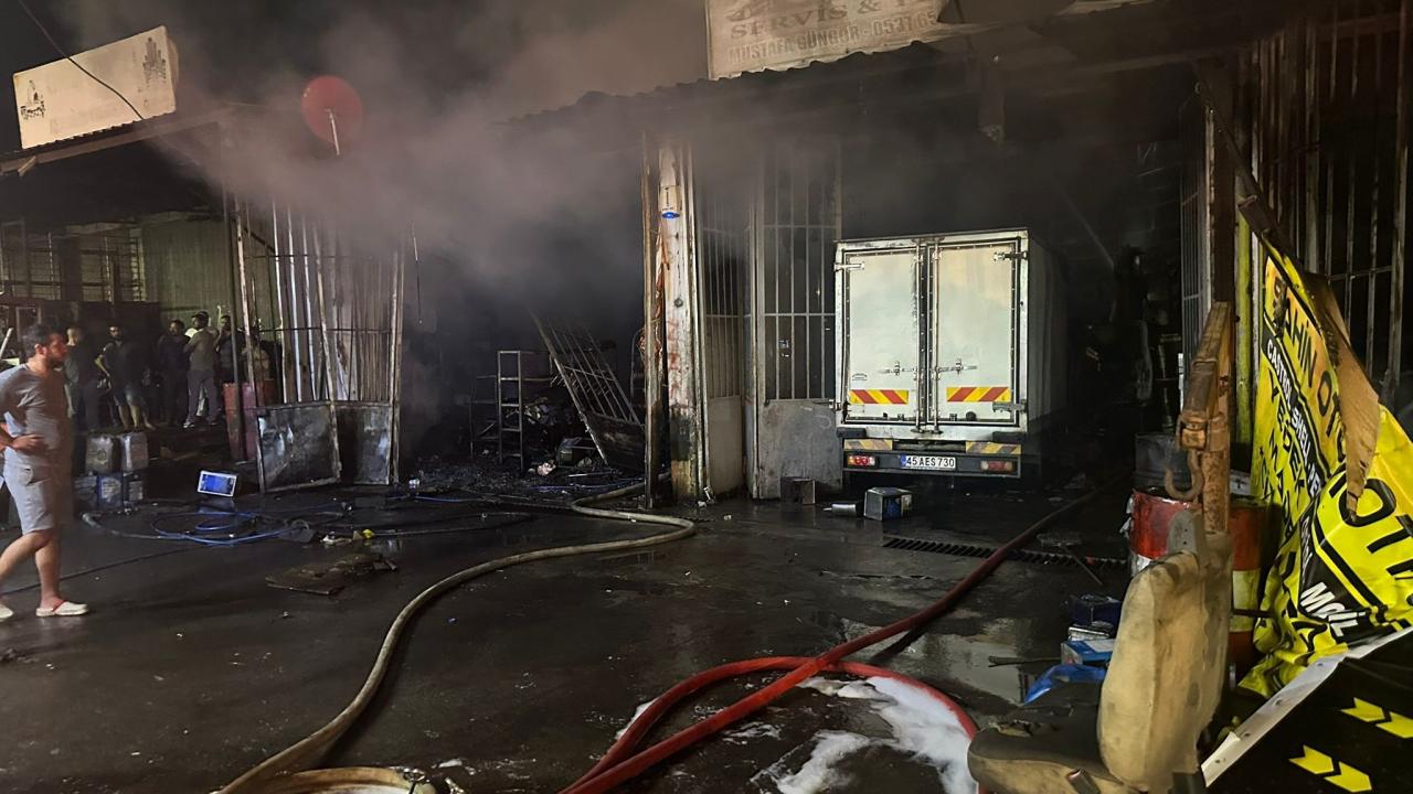 İZMİR'DE SANAYİ SİTESİNDE YANGIN