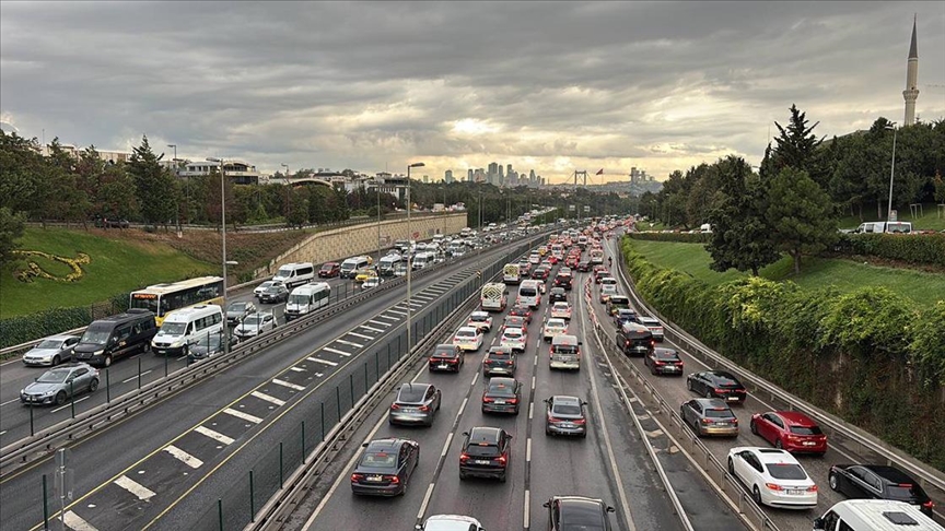 İSTANBUL'DA YENİ EĞİTİM ÖĞRETİM YILININ İLK GÜNÜNDE TRAFİK YOĞUNLUĞU YAŞANIYOR