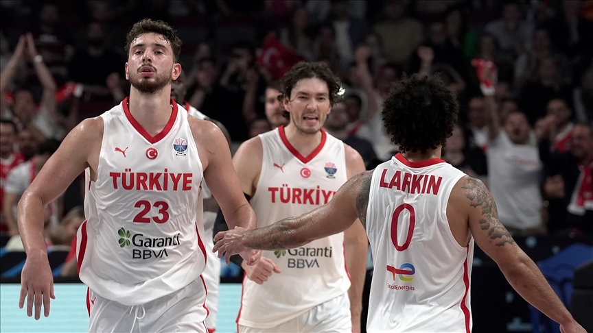 A MİLLİ BASKETBOL TAKIMI YARI FİNAL İÇİN SAHAYA ÇIKIYOR