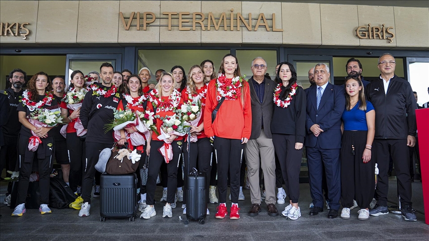 DÜNYA İKİNCİSİ A MİLLİ KADIN VOLEYBOL TAKIMI YURDA DÖNDÜ