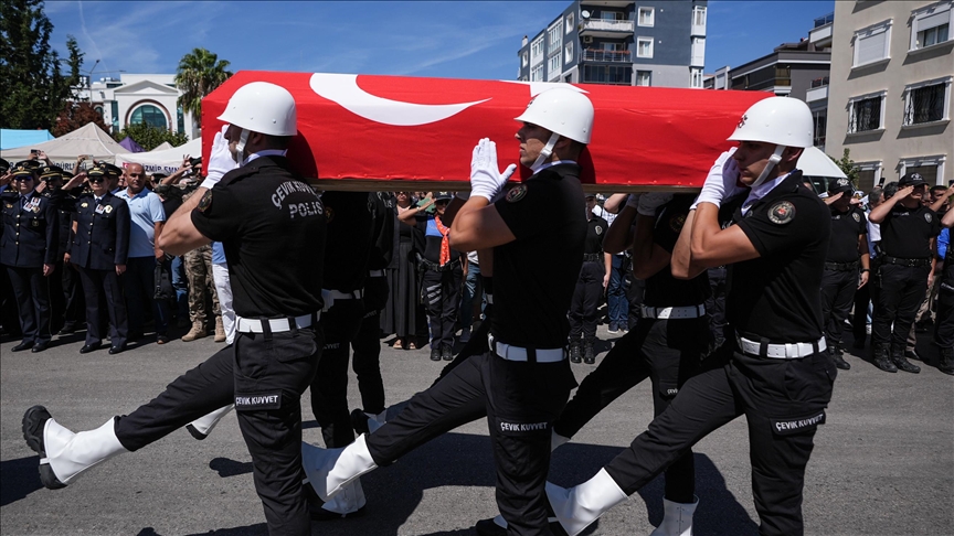 İzmir'de polis merkezine silahlı saldırıda şehit olan polisler son yolculuğuna uğurlandı