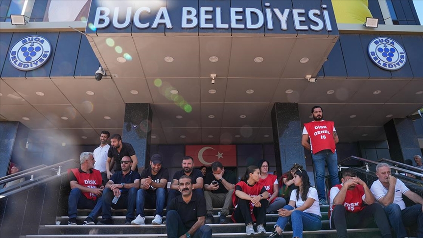 İzmir'de Buca ve Karşıyaka belediyelerinin çalışanları iş bırakma eylemlerini sürdürdü