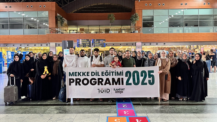 GENÇLER MEKKE'DE ARAPÇA DİL EĞİTİMİ PROGRAMINDA BULUŞTU