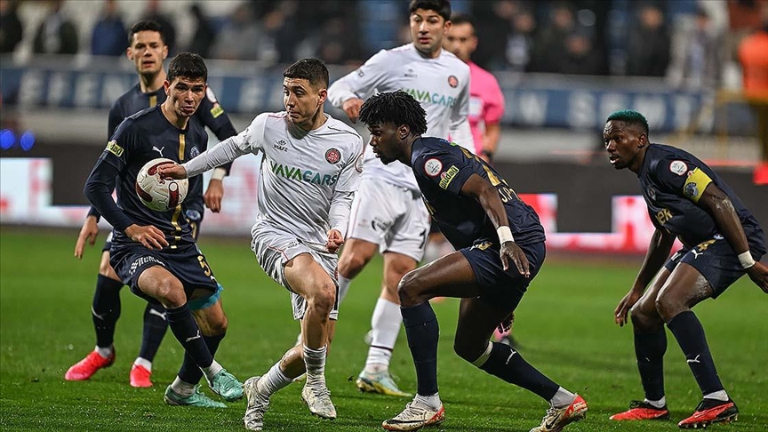 SÜPER LİG'DE "HALİÇ DERBİSİ" YARIN OYNANACAK!