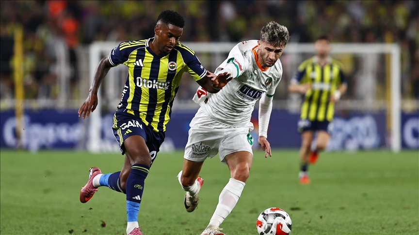 Fenerbahçe, konuk ettiği Corendon Alanyaspor ile berabere kaldı