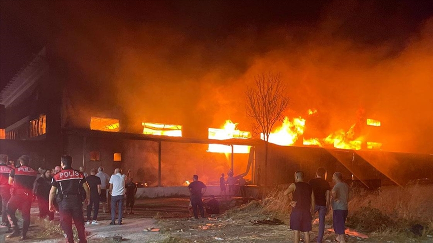 İZMİR'DE MOBİLYA FABRİKASINDA YANGIN ÇIKTI!