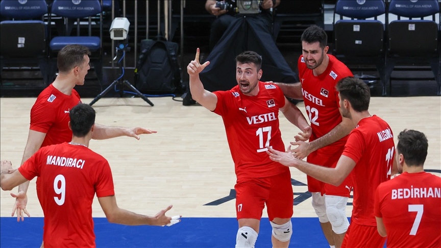 A MİLLİ ERKEK VOLEYBOL TAKIMI, HOLLANDA'YI 3-1 YENEREK TARİHİNDE İLK KEZ ÇEYREK FİNALE YÜKSELDİ