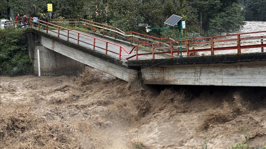 RİZE'DE SEL VE HEYELAN NEDENİYLE YOLLAR ULAŞIMA KAPANDI