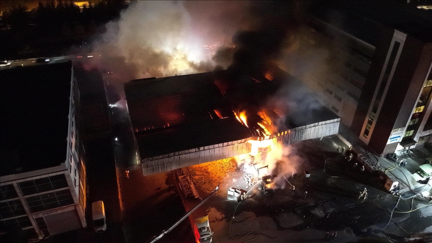 Başakşehir'de iş yerinde çıkan yangına itfaiye ekiplerince müdahale ediliyor