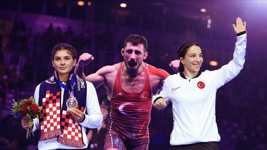 MİLLİ GÜREŞÇİLER, DÜNYA ŞAMPİYONASI'NI 1 GÜMÜŞ, 2 BRONZ MADALYAYLA TAMAMLADI