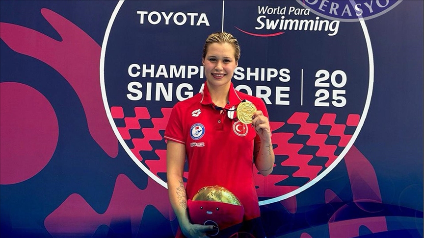 MİLLİ PARA YÜZÜCÜ DEFNE KURT, DÜNYA ŞAMPİYONASI'NDA REKOR KIRARAK ALTIN MADALYA KAZANDI