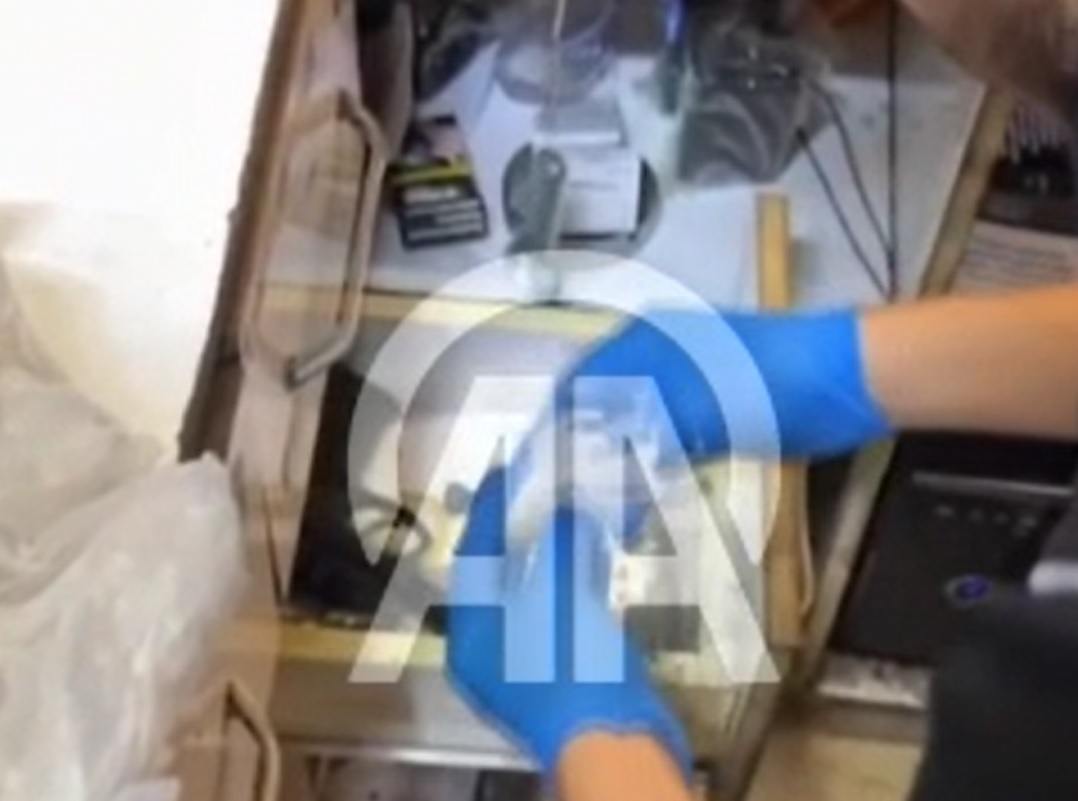 Adana'da operasyon düzenlenen bakkaldan uyuşturucu ve ruhsatsız tabanca çıktı