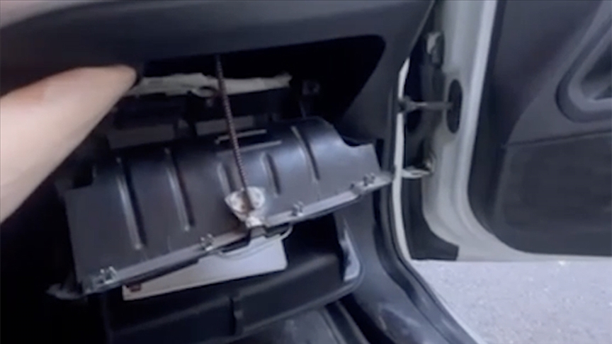 İstanbul'da mıknatısla açılan özel düzenekte uyuşturucu bulunan otomobilin sürücüsü yakalandı