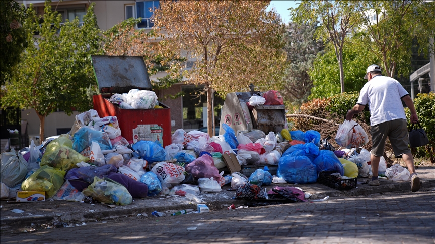 İZMİR KARŞIYAKA'DA TOPLANMAYAN ÇÖPLER TEPKİYE NEDEN OLUYOR
