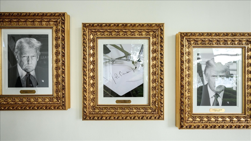 Trump, ABD başkanlarının fotoğraflarının sergilendiği koridora Biden'ın yerine "otomatik kalem" fotoğrafı astırdı