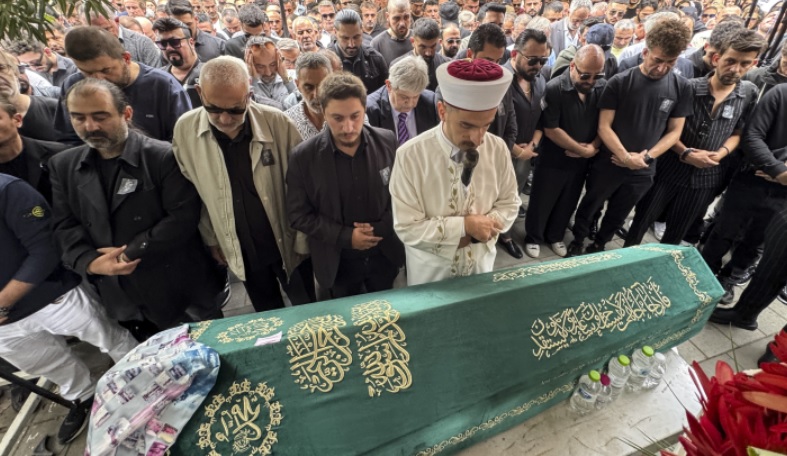 ŞARKICI GÜLLÜ SON YOLCULUĞUNA UĞURLANDI