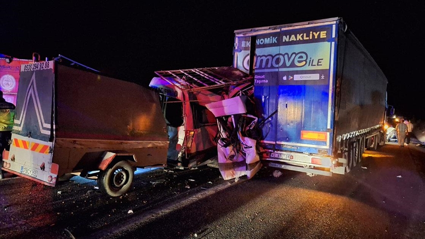 Tarım işçilerini taşıyan minibüs TIR'a çarptı: 3 kişi öldü, 16 kişi yaralandı