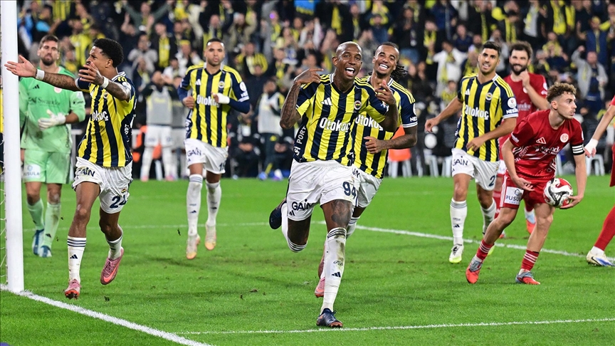FENERBAHÇE, 3 RESMİ MAÇ SONRA GALİP
