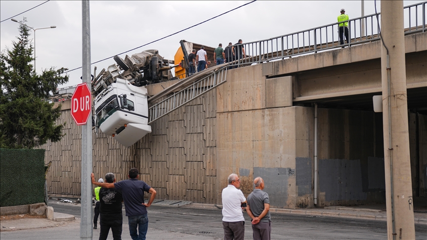 İzmir'de viyadükte asılı kalan tırın sürücüsü yaralandı