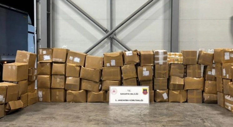 SAKARYA AKYAZI'DA BİR TIR'DA 3 TON 200 KİLO KAÇAK TÜTÜN YAKALANDI