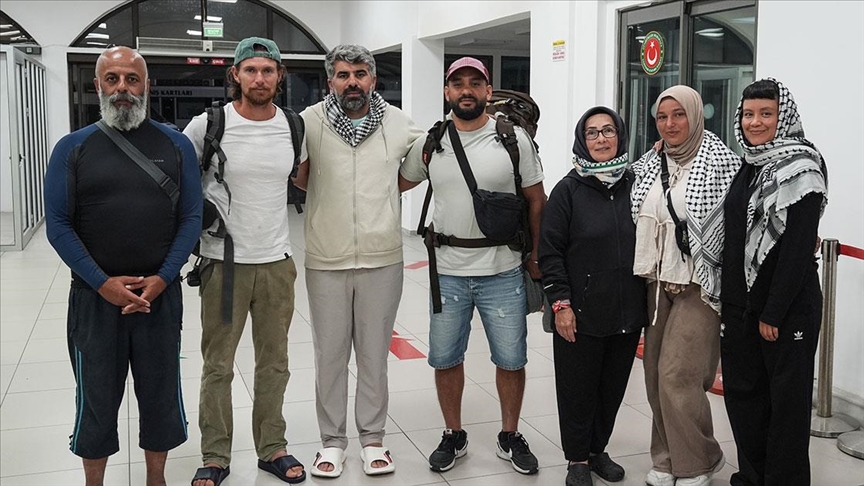 KÜRESEL SUMUD FİLOSU'NDA ARIZALANAN TEKNEDEKİ 7 AKTİVİST TCG GEDİZ FIRKATEYNİYLE TAHLİYE EDİLDİ