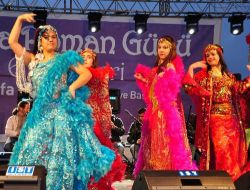 Romanlar Kendi Günlerini 'Göbek Atarak' Kutladı