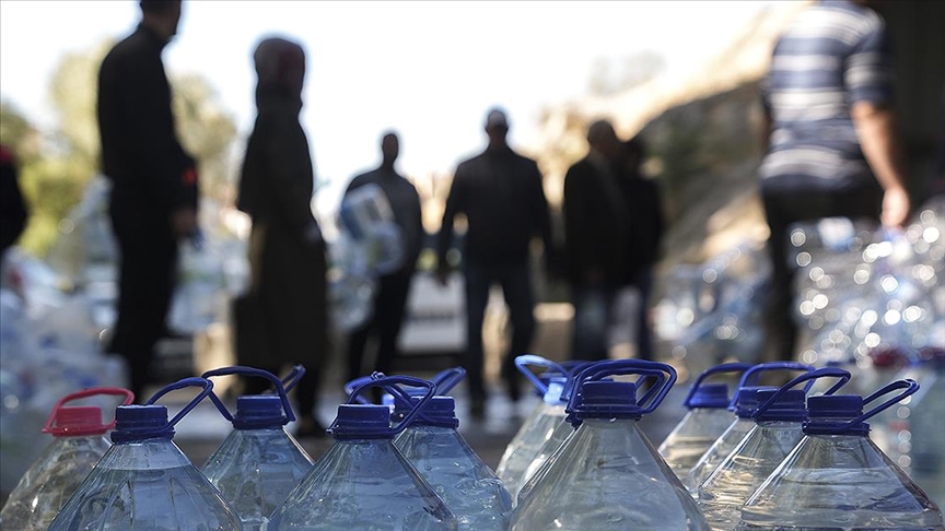 Başkentte yaşanan su kesintileri nedeniyle Mamak'taki vatandaşlar çeşmelerden su dolduruyor