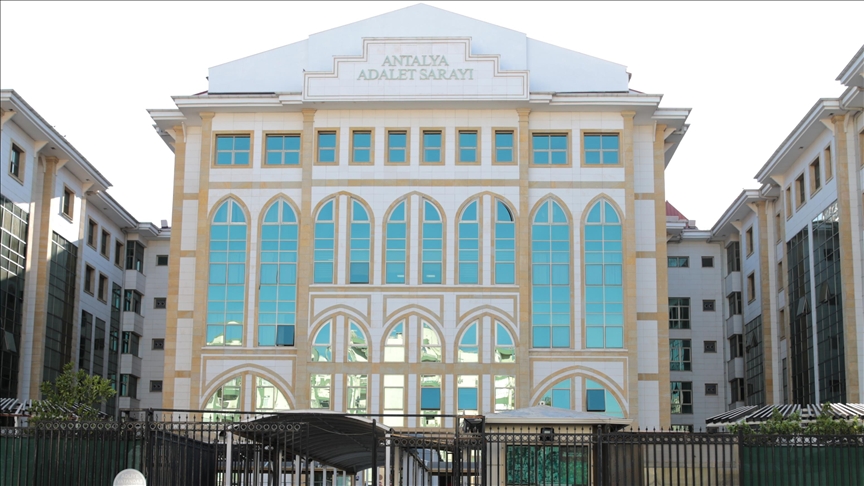 Antalya'da "hafriyat yolsuzluğu" soruşturmasında gözaltına alınan şüphelilerden 7'si adliyeye sevk edildi