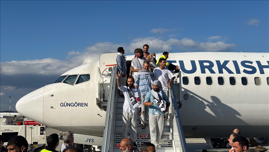 İsrail'in saldırarak alıkoyduğu Sumud Filosu’ndaki Türk ve yabancı aktivistler İstanbul'da