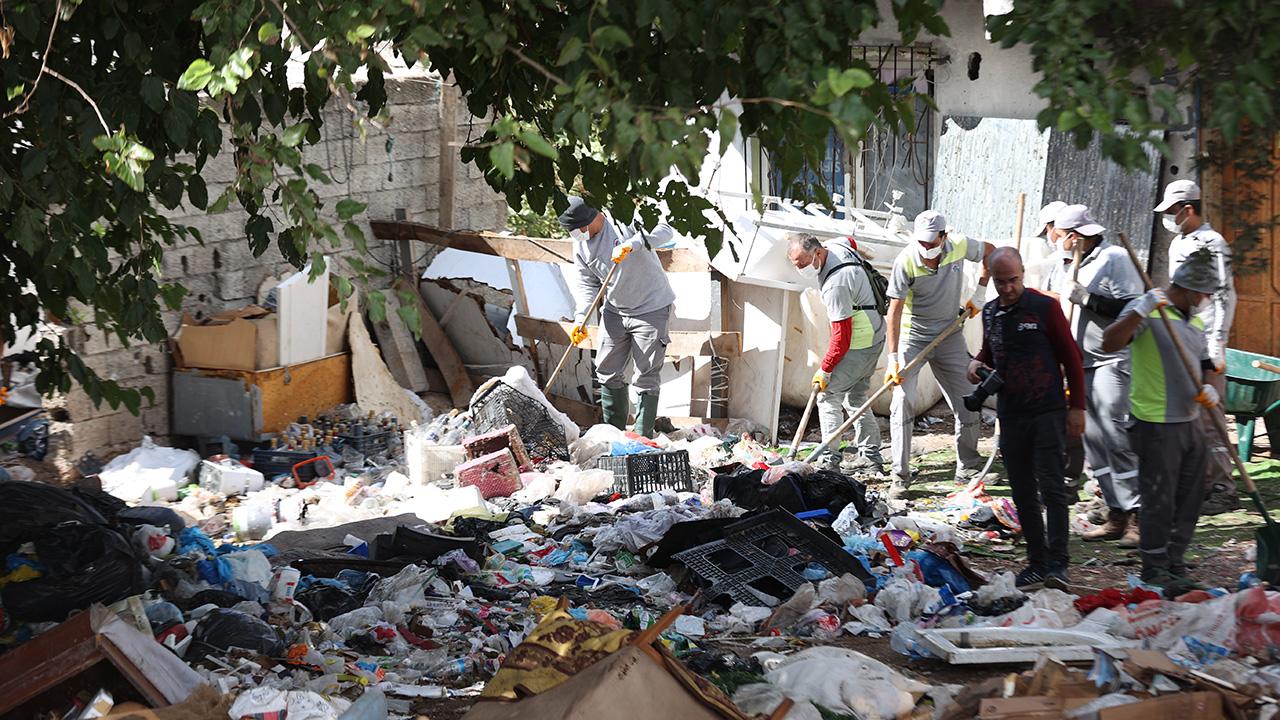 Antalya'da 8 evden tonlarca çöp çıktı!