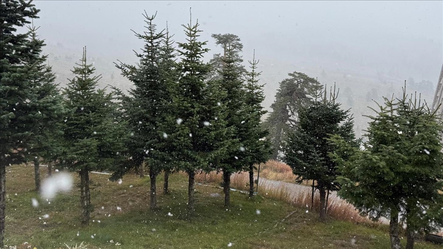 BOLU'NUN YÜKSEK KESİMLERİNE KAR YAĞDI