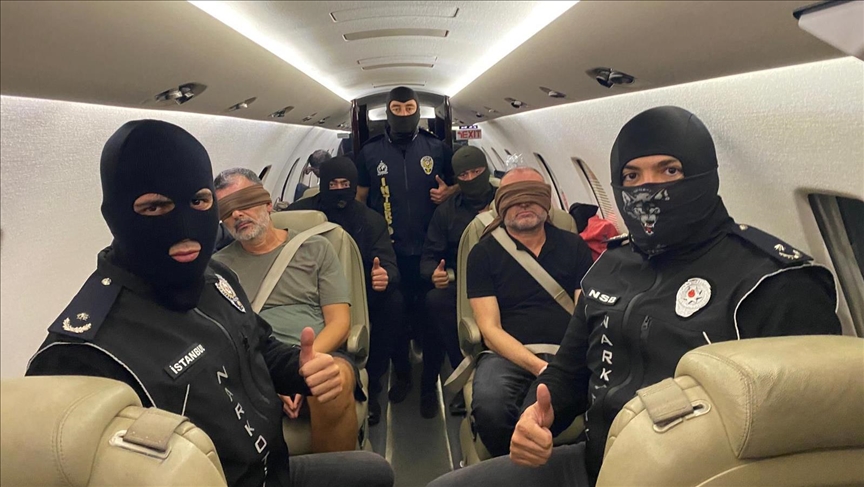 Bakan Yerlikaya "uyuşturucu baronu" ile suç örgütü üyesinin BAE'de yakalanarak Türkiye'ye getirildiğini duyurdu