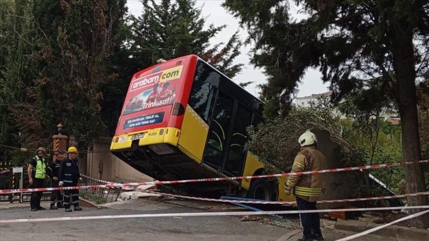 Üsküdar'da el freni çekilmeyen İETT otobüsü hareket ederek istinat duvarını yıkıp asılı kaldı